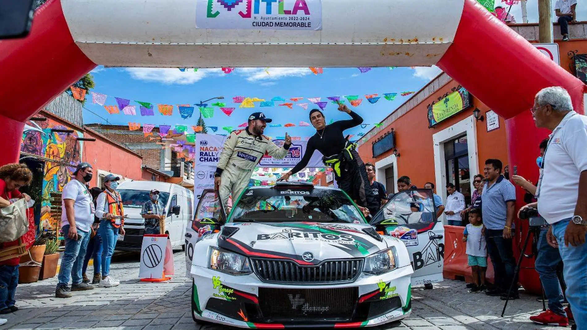 Alejandro Mauro (d) celebrando en Oaxaca